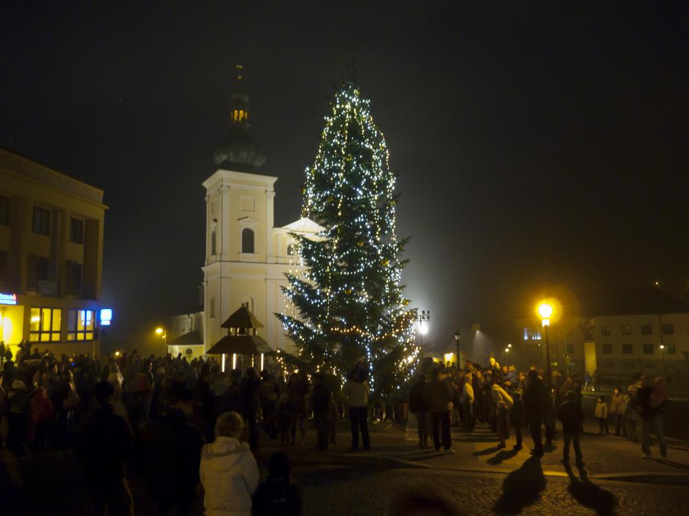 Slavnostní rozsvícení vánočního stromečku na náměstí