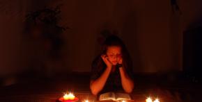 Čtenářka při světle svíček
