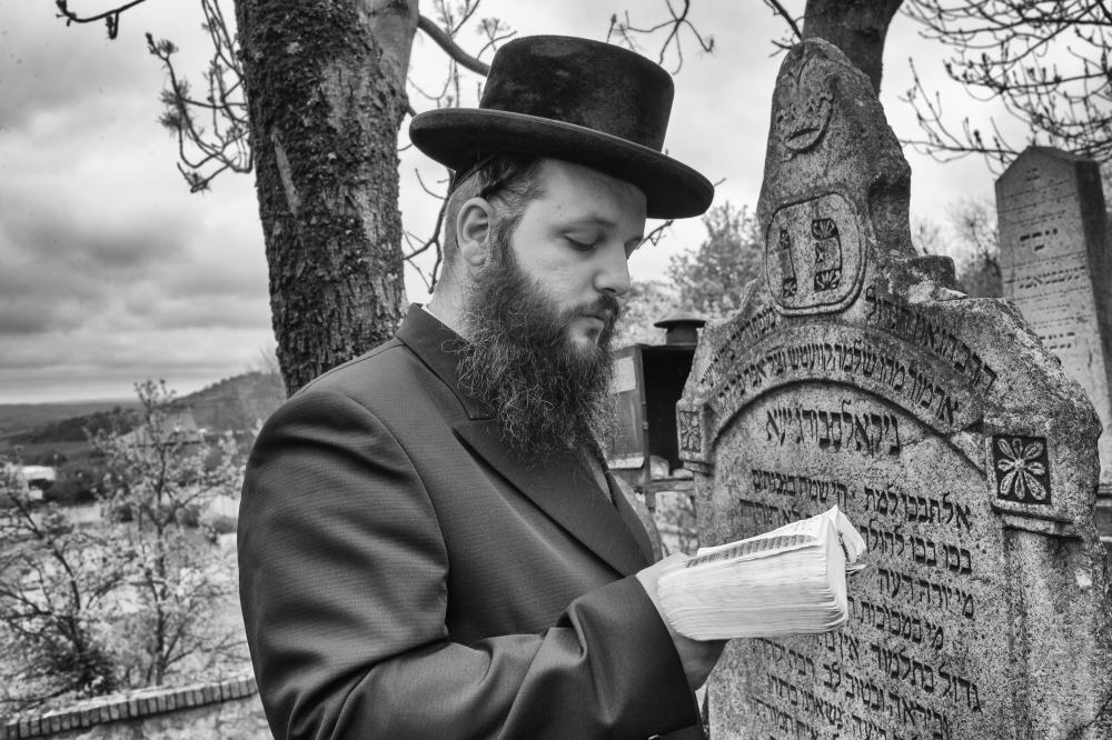Motlidba na židovkém hřbitově u pomníku Rabína Horowitze