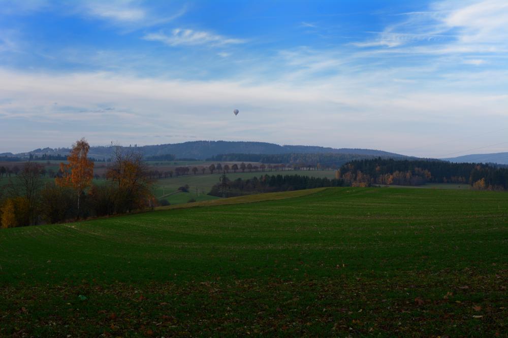 Balón nad podzimní krajinou